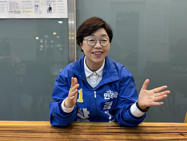 박옥분 경기도의원 예비후보(더불어민주당·수원시 제2선거구, 정자1·2·3동)가 산수화 기자단과 인터뷰에서 경기도의회 첫 여성 의장, 어떻게 생각하는가?라는 질문에 "사람들은 변절하지만, 저는 안 변했습니다.‘처음의 마음을 끝까지 지켰는가.’로 답하고 있다.ⓒ경기타임스