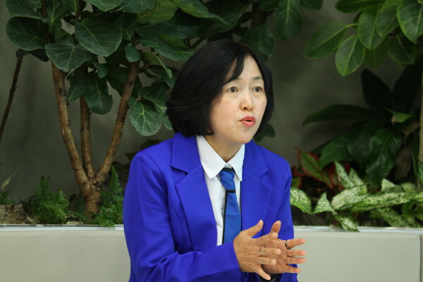 박경미 수원특례시 의원 예비후보(아선거구, 더불어 민주당, 매탄1·2·3·4동)기 인터뷰에서 생활정치는 왜 하는지 물음애 "2024년 12·3 비상계엄 사태를 겪으면서 생각이 완전히 바뀌었다"고 말하고 있다..ⓒ경기타임스
