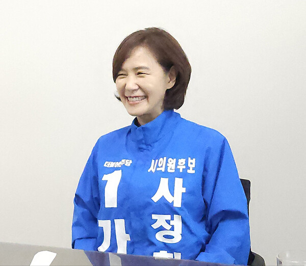 사정희 더불어민주당 수원시의원 후보(아 선거구·매탄1·2·3·4동)가 인터뷰를 통해 “소리 없는 자의 대변인이 되고 싶다”며 재선 도전과 생활밀착형 의정활동 구상을 밝히고 있다.ⓒ경기타임스ⓒ경기타임스