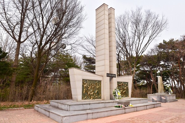 수원시 팔달산에 나란히 자리잡고 있는 3·1 독립기념탑과 대한민국독립기념비.ⓒ경기타임스
