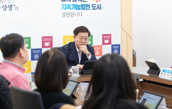 (자료사진)박승원 광명시장이 2025년 12월 시청 영상회의실에서 열린 '지역공동체 자산화 정책 자문 워크숍'에 참석해 전문가 의견을 경청하고 있다.ⓒ경기타임스