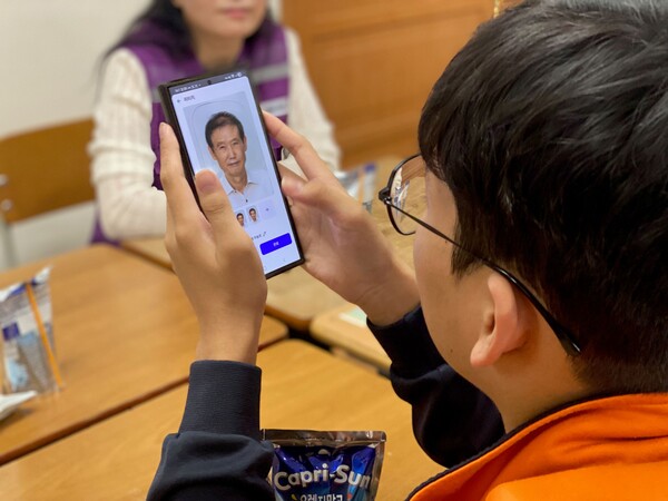 [참고] 2025년에 진행된 실천학교 AI활용 어르신 장수 사진 만들기 봉사활동ⓒ경기타임스
