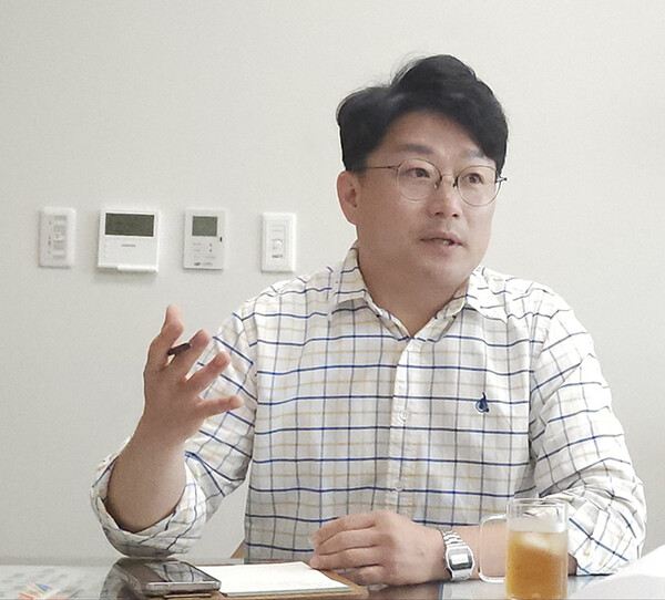 이희승 수원특례시의원(영통구 파선거구)이 11일 산수화기자단 인터뷰에서 제13대 수원특례시의회 전반기 의장 출마 배경과 의회 운영 구상에 대해 설명하고 있다.ⓒ경기타임스