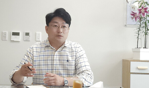 이희승 수원특례시의원이 11일 인터뷰를 통해 “분열보다 소통, 갈등보다 협치”를 강조하며 제13대 수원특례시의회 전반기 의장 선거 출마 의사를 공식화했다.ⓒ경기타임스