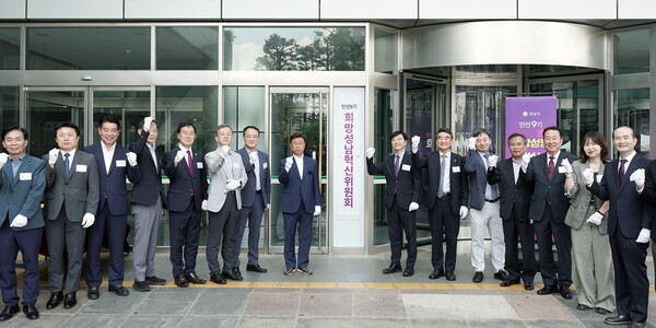 민선 9기 ‘희망성남혁신위원회’ 현판 제막식이 열리고 있다ⓒ경기타임스