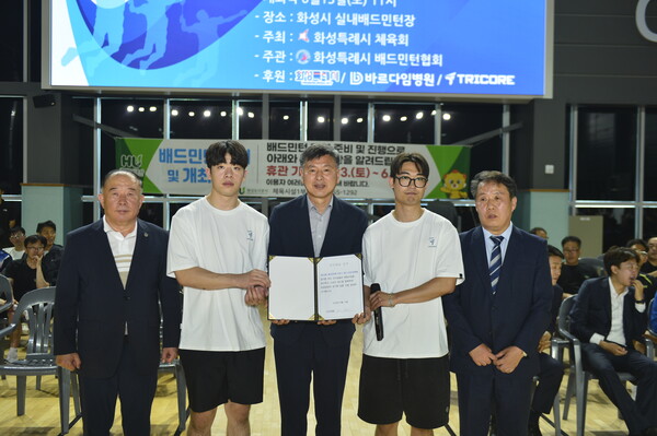 제19회 화성특례시장기 배드민턴대회에서 선수대표들이 선서를 하고 있다.ⓒ경기타임스