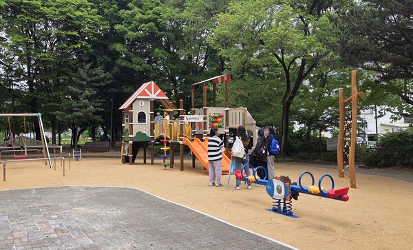 어린이놀이시설과 바닥재를 교체한 소망어린이공원 전경.ⓒ경기타임스