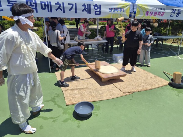 주민들이 전통 떡메치기 체험에 참여하며 우리 전통문화를 체험하고 있다ⓒ경기타임스