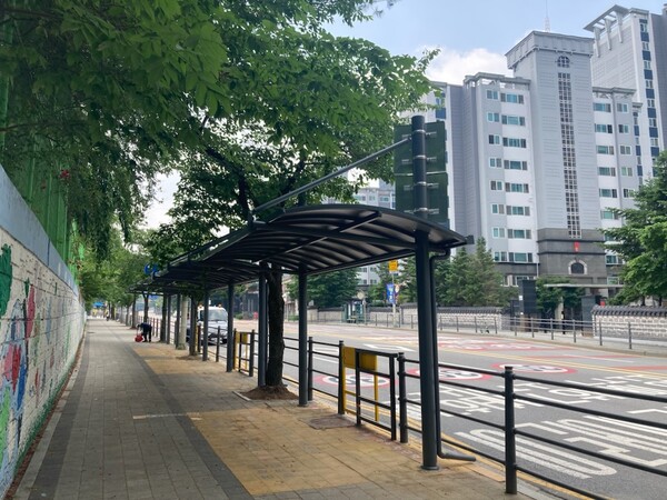 용인특례시 기흥구 동백2동은 안전한 통학 환경 조성을 위해 석성초와 초당초 승하차 구역에 캐노피를 설치했다ⓒ경기타임스