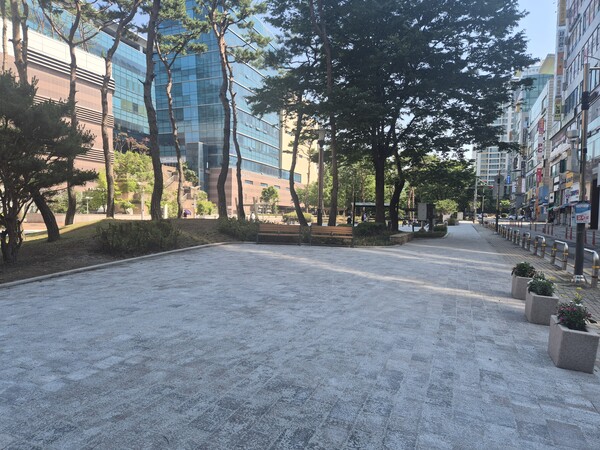 용인특례시는 기흥구 동백동 튼싹근린공원 바닥 포장 등을 정비했다ⓒ경기타임스