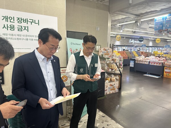 정명근 화성특례시장이 종량제 봉투 수급 안정화 대책 자료를 살펴보며 현장 공급 상황을 점검하고 있다ⓒ경기타임스
