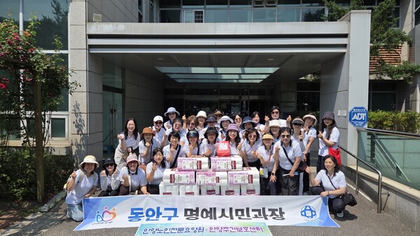 동안구 명예시민과장회는 안양노인전문요양원을 방문해 어르신과 함께하는 행복한 나들이 봉사활동을 펼쳤다ⓒ경기타임스