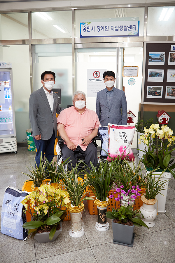 용인시의회 김기준 의장, 용인시장애인자립생활센터에 쌀, 화환 기부ⓒ경기타임스