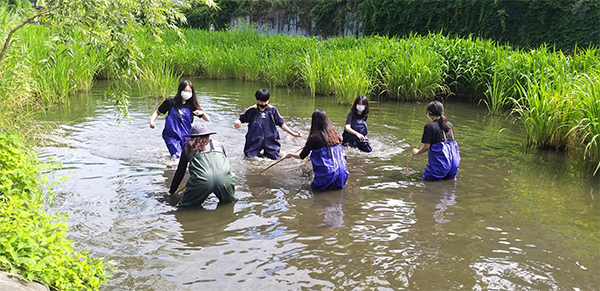 사진)물환경센터가 진행하는 생태조사활동에 참가하는 청소년 탐사대가 물환경조사 활동을 벌이고 있다.ⓒ경기타임스