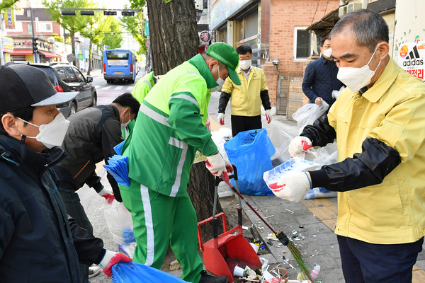 사진) 조무영 수원시 제2부시장이 반입기준에 미달돼 수거되지 않은 재활용 쓰레기를 분리하는 작업을 하고 있다.ⓒ경기타임스