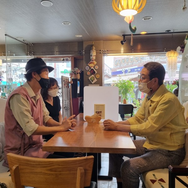 사진)김기배 수원시 환경국장(오른쪽)이 상인회 관계자들과 면담하고 있다. ⓒ경기타임스
