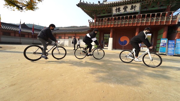 사진) 행궁동에서 자전거 문화를 확대하기 위해 모인 청년과 청소년들이 자전거를 타고 지역조사를 하고 있다.ⓒ경기타임스