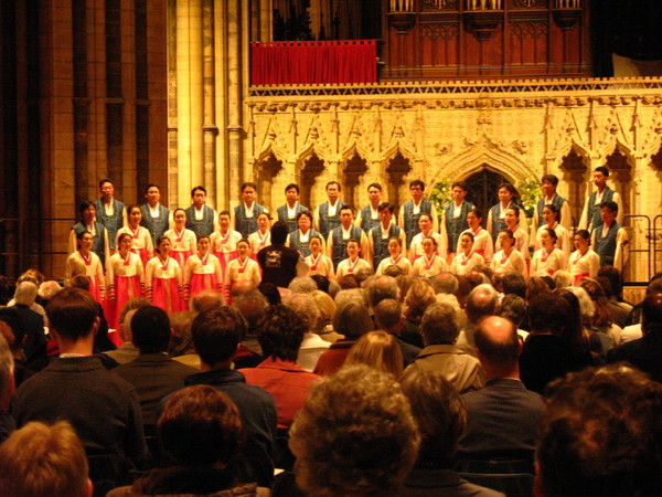 사진) 수원시립합창단이 2008년 8월 영국합창지휘자협회 초청 연주에서 한복을 입고 공연하고 있다.ⓒ경기타임스