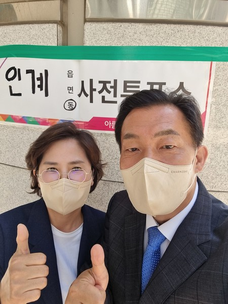 사진)이재준 수원시장 후보가 부인 이지영씨와 함께 27일 수원시청 별관에서 사전투표를 했다.ⓒ경기타임스