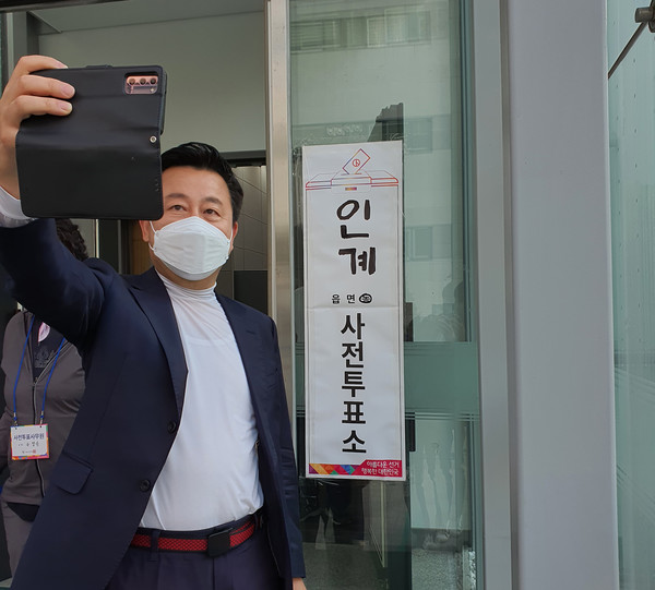 사진)김용남 수원시장 후보 사전투표 인증사진 ⓒ경기타임스