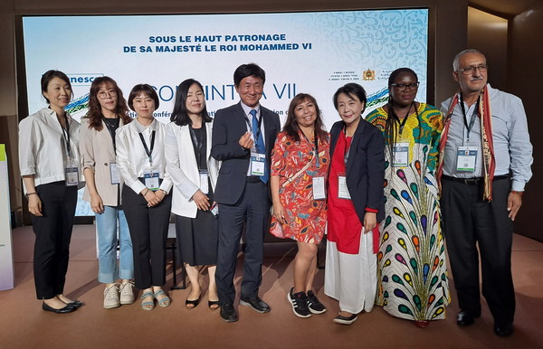 사진) 수원시 관계자를 포함한 대한민국 대표단이 모로코 마라케시에서 열린 유네스코 제7차 세계성인교육회의에 참가해 기념촬영을 하고 있다.ⓒ경기타임스