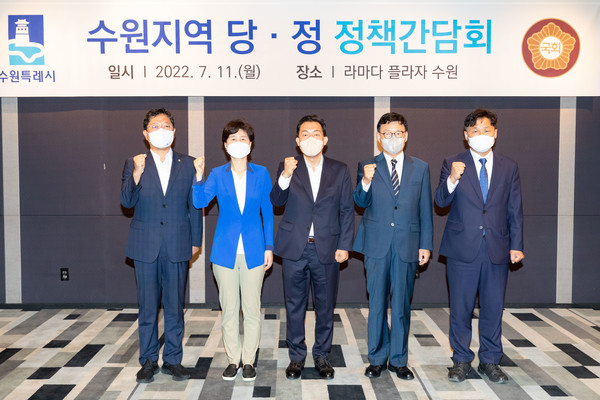 사진)김승원 의원(왼쪽부터), 백혜련 의원, 이재준 시장, 박광온 의원, 김영진 의원이 함께하고 있다.ⓒ경기타임스