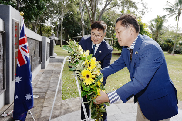 사진)이재준 시장이 3일 퀸즐랜드주 한국전쟁기념비를 찾아 헌화하고 있다.ⓒ경기타임스
