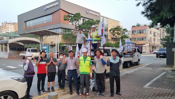 사진)장안구 영화동 새마을지도자협의회, 광복절 태극기 주요 도로변에 1,100기 게양ⓒ경기타임스