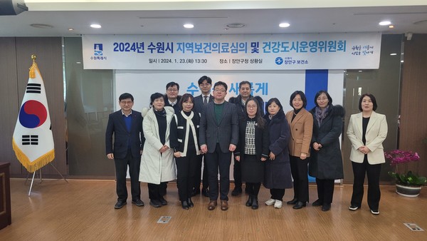 사진)김현수 제1부시장(왼쪽 4번째)과 참석자들이 함께하고 있다.ⓒ경기타임스