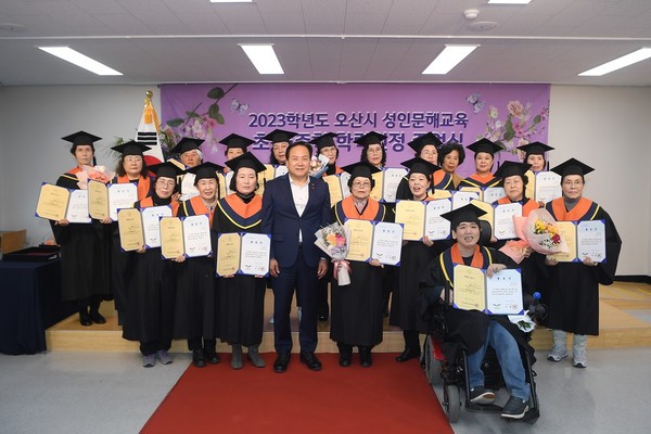 사진)2023학년도 성인문해교육 초등·중학 학력인정 졸업식 ⓒ경기타임스