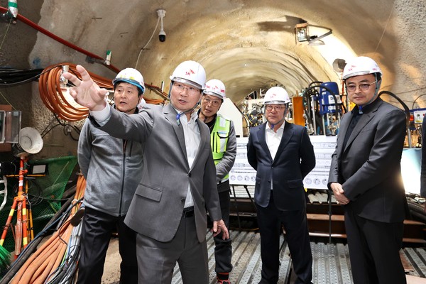 사진- 이상일 용인특례시장이 반도체클러스터 산단에 전력을 공급하기 위한 수직구 터널 공사 현장을 둘러보고 있다ⓒ경기타임스