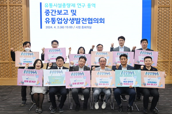 사진)김현수 수원시 제1부시장(앞줄 왼쪽 3번째)과 유통업상생발전협의회 관계자들이 함께하고 있다. ⓒ경기타임스