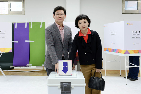  사진-이상일 용인특례시장이 부인 김미영씨와 10일 오전 제22대 국회의원 성복동 제2투표소에서 투표를 한 뒤 투표용지를 투표함에 넣고 있다ⓒ경기타임스