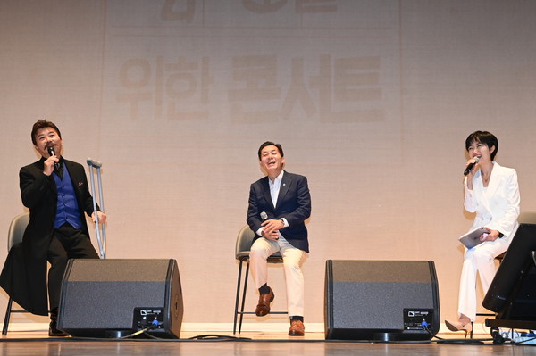 사진)이재준 시장이 콘서트에 출연한 성악가 김동규(왼쪽)씨와 이야기를 나누고 있다. ⓒ경기타임스