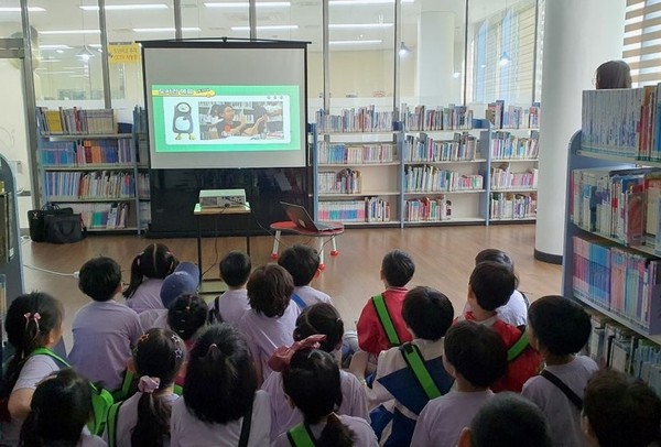 사진)수원 영통도서관이 어린이 전자도서관 즐겨찾기 프로그램을 진행하고 있다.ⓒ경기타임스